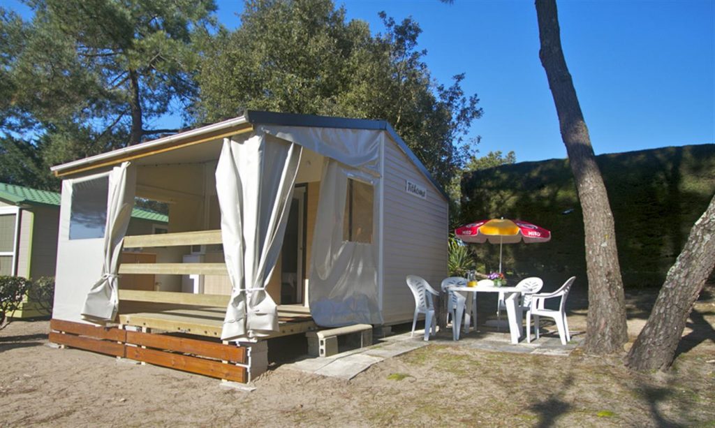 photo camping cote plage st jean de monts en vendee bungalow fuschia